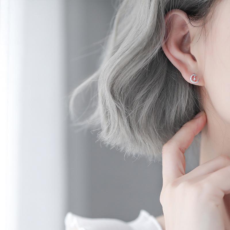 Серьги-единороги Женственные простые асимметричные серьги-гвоздики в форме луны Студенческая индивидуальность Иностранный стиль Нишевые украшения для ушей