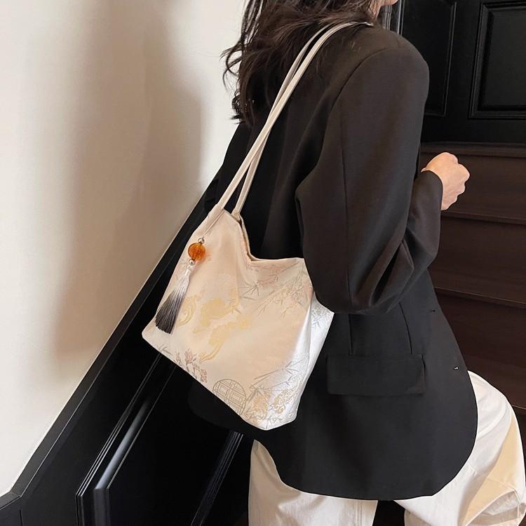 Embroidery Large-capacity Bag Women's 2025 Spring and Summer New Shoulder Messenger Bag Medium Bucket Bag