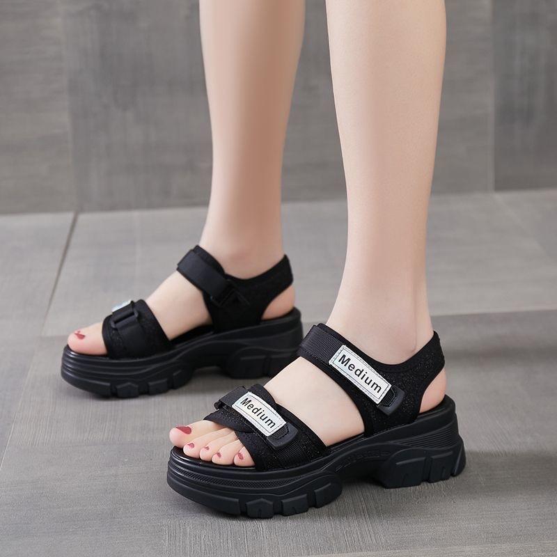 Спортивные сандалии женские 2024 новые летние универсальные кексы на толстой подошве с танкеткой модная верхняя одежда пляжная женская обувь