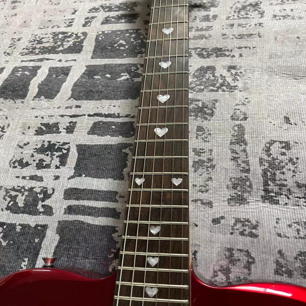 Шестиструнная электрогитара в форме сердца, высококачественный звукосниматель, гриф из палисандра, мы можем изготовить различные электрогитары по индивидуальному заказу.