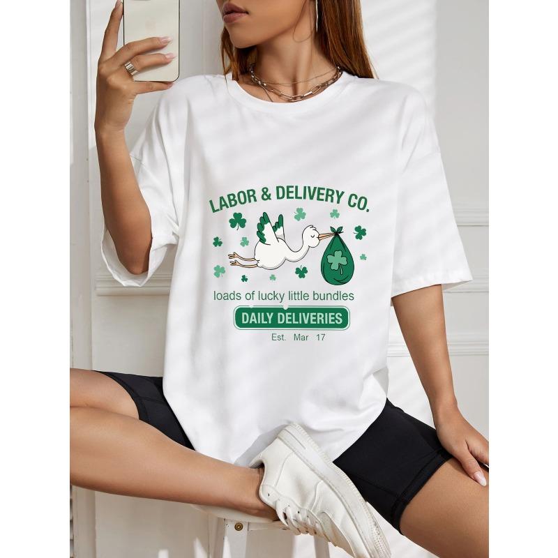 Свободная футболка с принтом зеленого аиста и клевера – «LABOR & DELIVERY CO.» Веселый топ на тему удачи