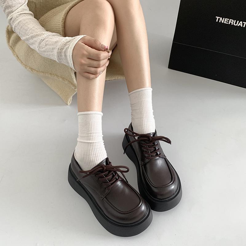 Черные универсальные туфли в британском стиле ретро на платформе, маленькие кожаные туфли женские 2025 новая летняя французская обувь на танкетке с круглым носком