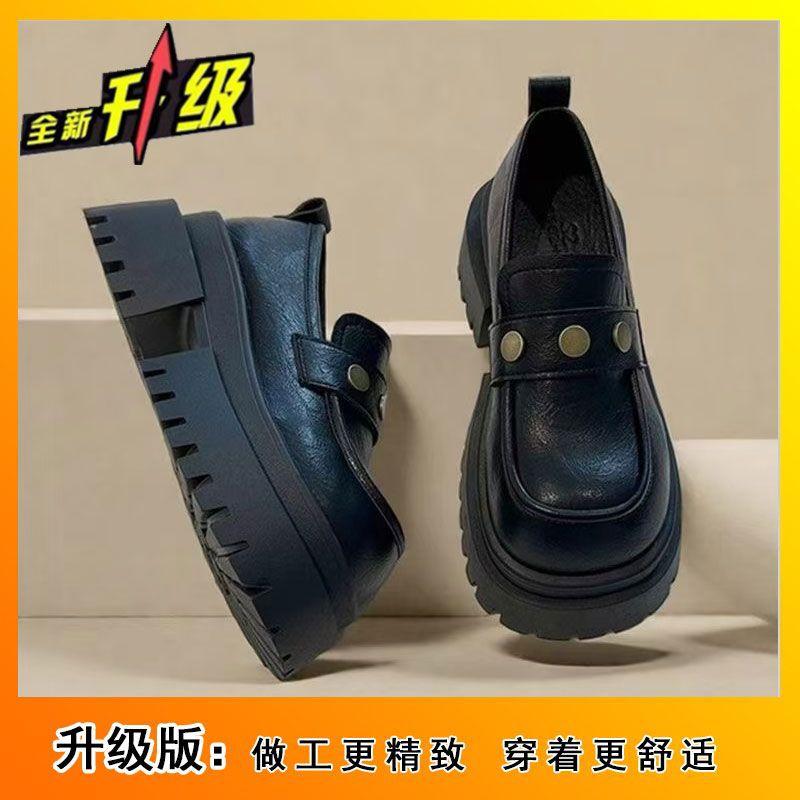 Женская новинка осени и зимы 2025 года с юбками и небольшими кожаными туфлями, толстыми каблуками и толстой подошвой для увеличения высоты универсальных черных лоферов.