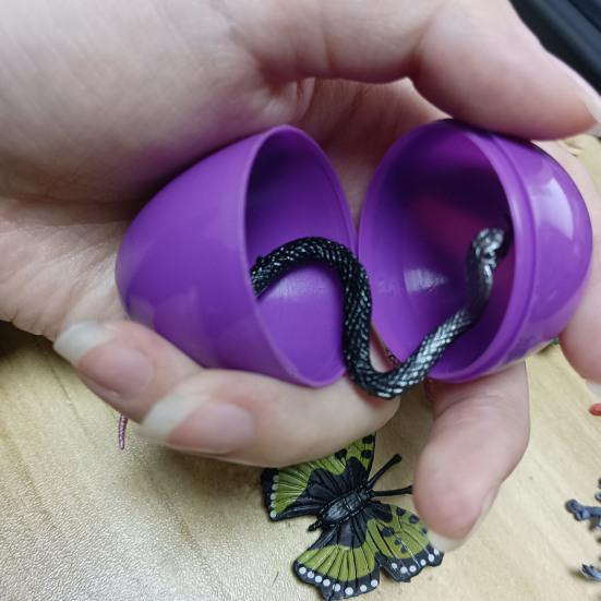 24 шт. Предварительно наполненные пасхальные яйца, сувениры для вечеринки, яйца с игрушками насекомых и лягушек внутри, наполнители для пасхальной корзины для охоты за яйцами, подарки для детей и малышей