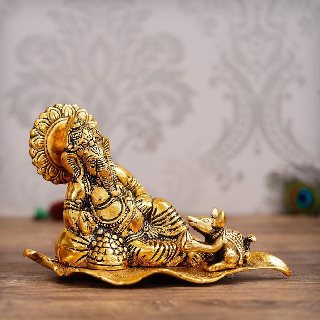 Золотой отдыхающий Ганеша с Мушаком Металлическая декоративная статуэтка, Религиозная