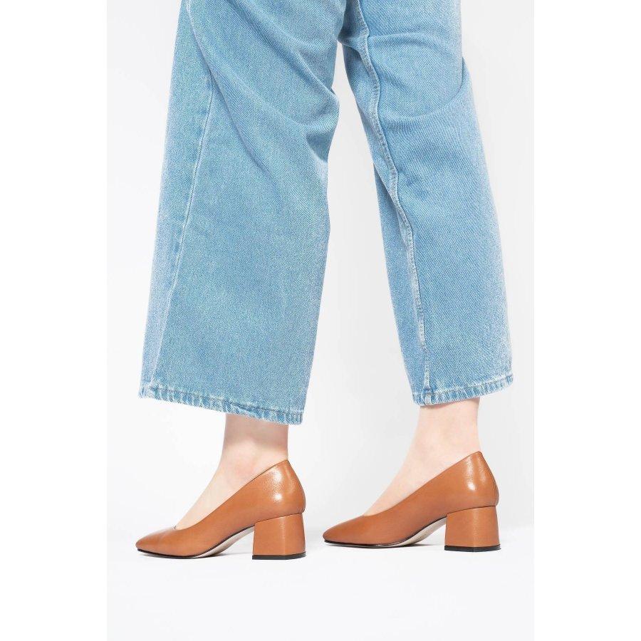 Женские классические стильные туфли из натуральной кожи на квадратном среднем каблуке