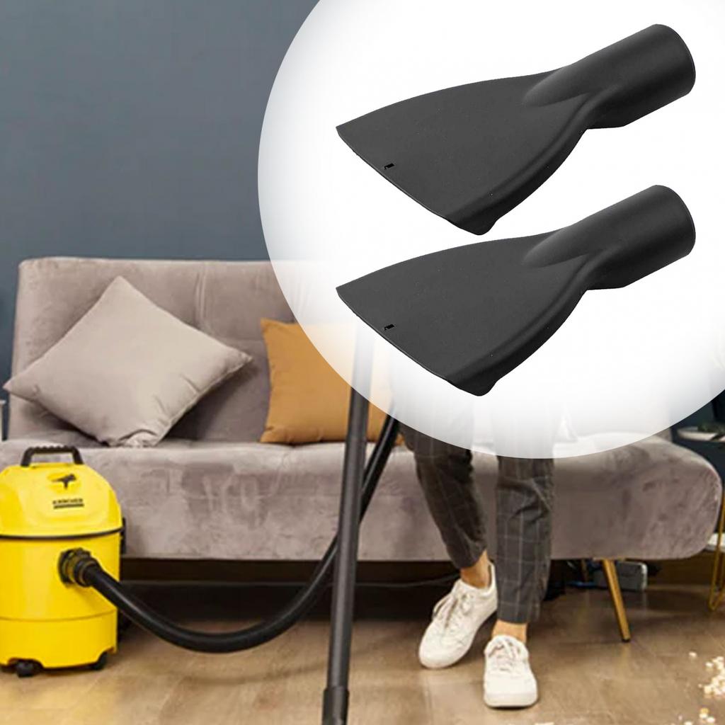 Очищает труднодоступные места щелевой насадкой для пылесосов Karcher