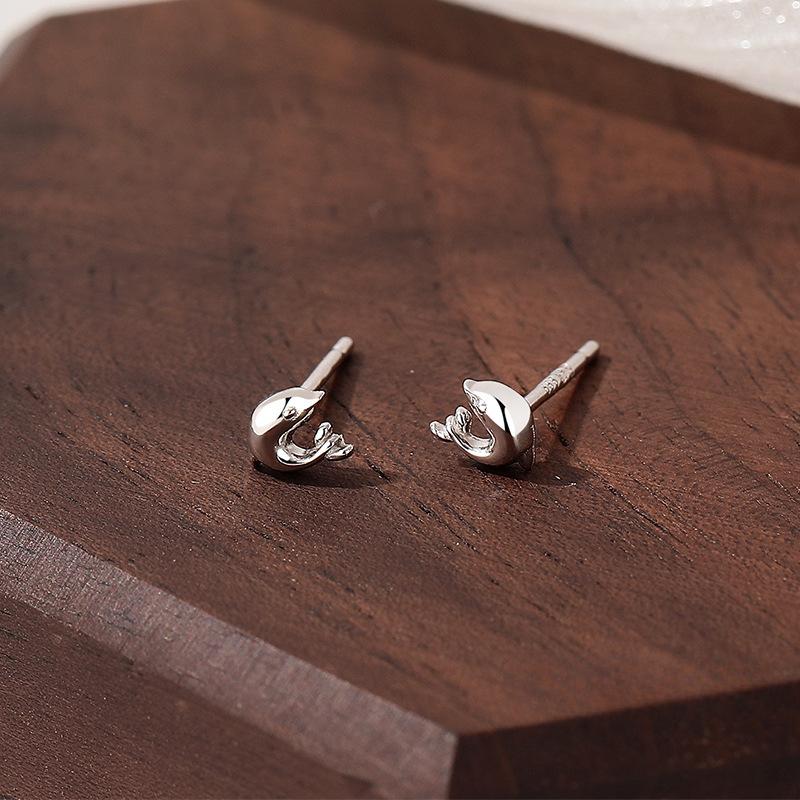 Мини-серьги в виде дельфинов для женщин, повседневный стиль для поездок на работу, универсальные студенческие серьги для прокалывания ушей