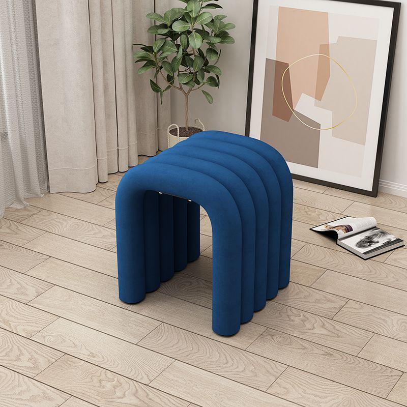 Замшевый арочный табурет — универсальный дизайн для гостиной, спальни или столовой