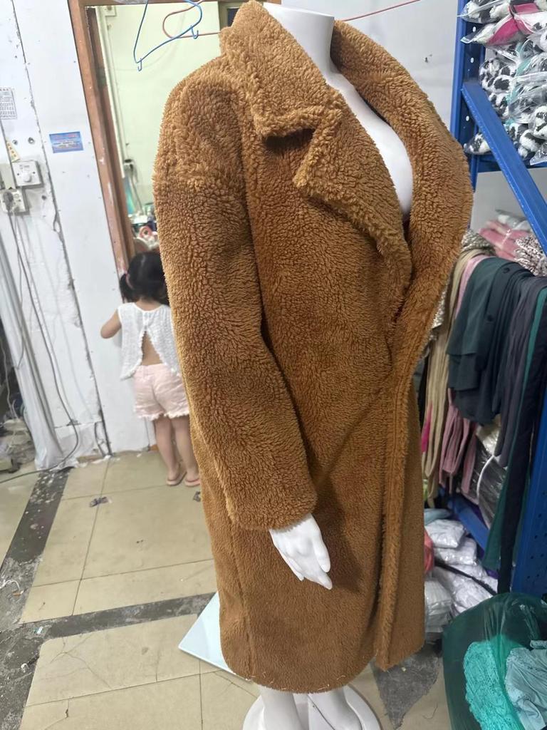 Женское пальто средней длины свободного кроя из искусственной овчины/овечьей шерсти на осень/зиму 2024