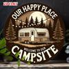 Металлическая табличка D Flat Наше счастливое место Кемпинг Винтажный RV Кемпер-фургон Ретро Лес Металлический плакат Круглое настенное искусство для кемпинга на открытом воздухе B