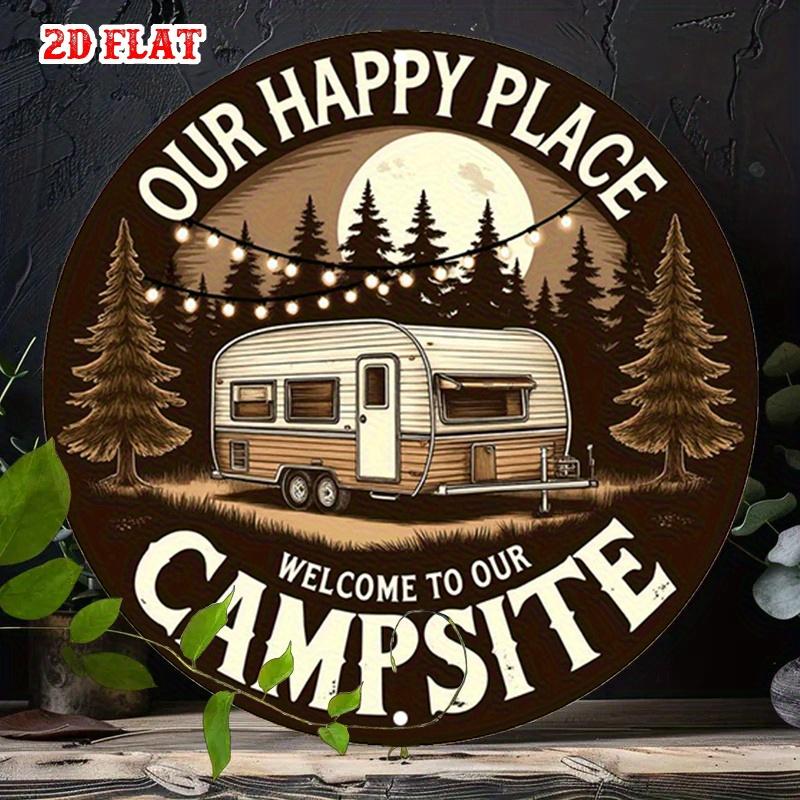 Металлическая табличка D Flat Наше счастливое место Кемпинг Винтажный RV Кемпер-фургон Ретро Лес Металлический плакат Круглое настенное искусство для кемпинга на открытом воздухе B