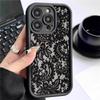 Черный кейс с цветочным кружевом и желобками для iPhone 14/15/16/17 Pro Max