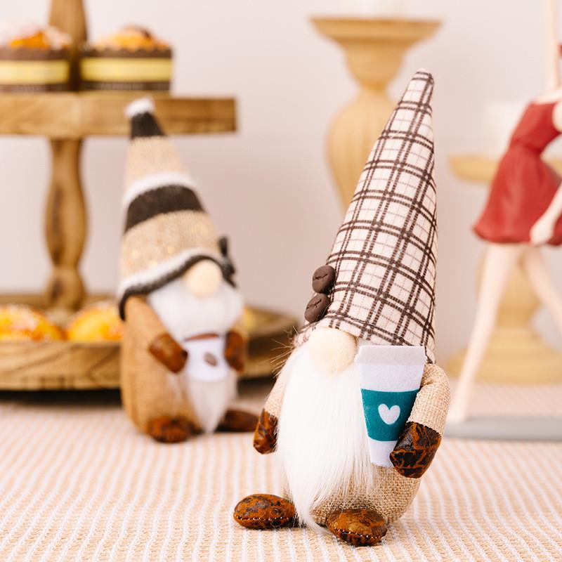 Очаровательная фигурка гнома в виде кофейного зерна в уютной вязаной шапке для праздничных украшений
