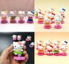 Очаровательный набор из восьми миниатюрных кукольных домиков Hello Kitty. Идеально подходит для тортов и садов