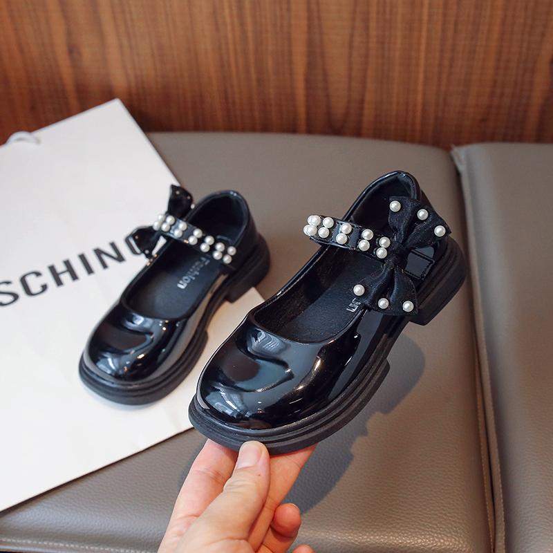 2024 Новая простая детская модная повседневная обувь Универсальная мягкая обувь принцессы для вечеринок, свадеб, шоу, милые детские туфли из искусственной кожи с жемчугом