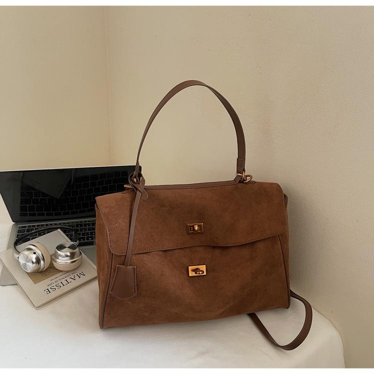 Премиальная ретро матовая сумка-мессенджер для通勤 2025 осень и зима новая женская плечевая сумка подмышку портативная сумка-тоут