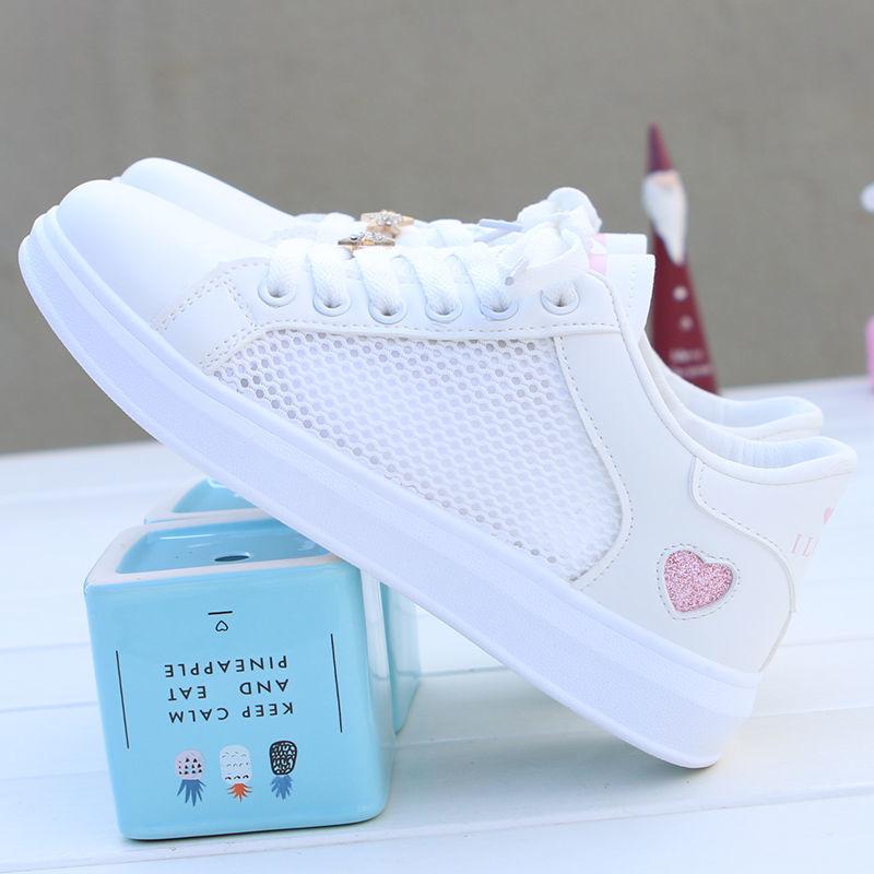 2024 Летняя женская обувь Новые нескользящие белые туфли для ходьбы Женская сетчатая поверхность с полыми повседневными сетчатыми поверхностями модные туфли для досок