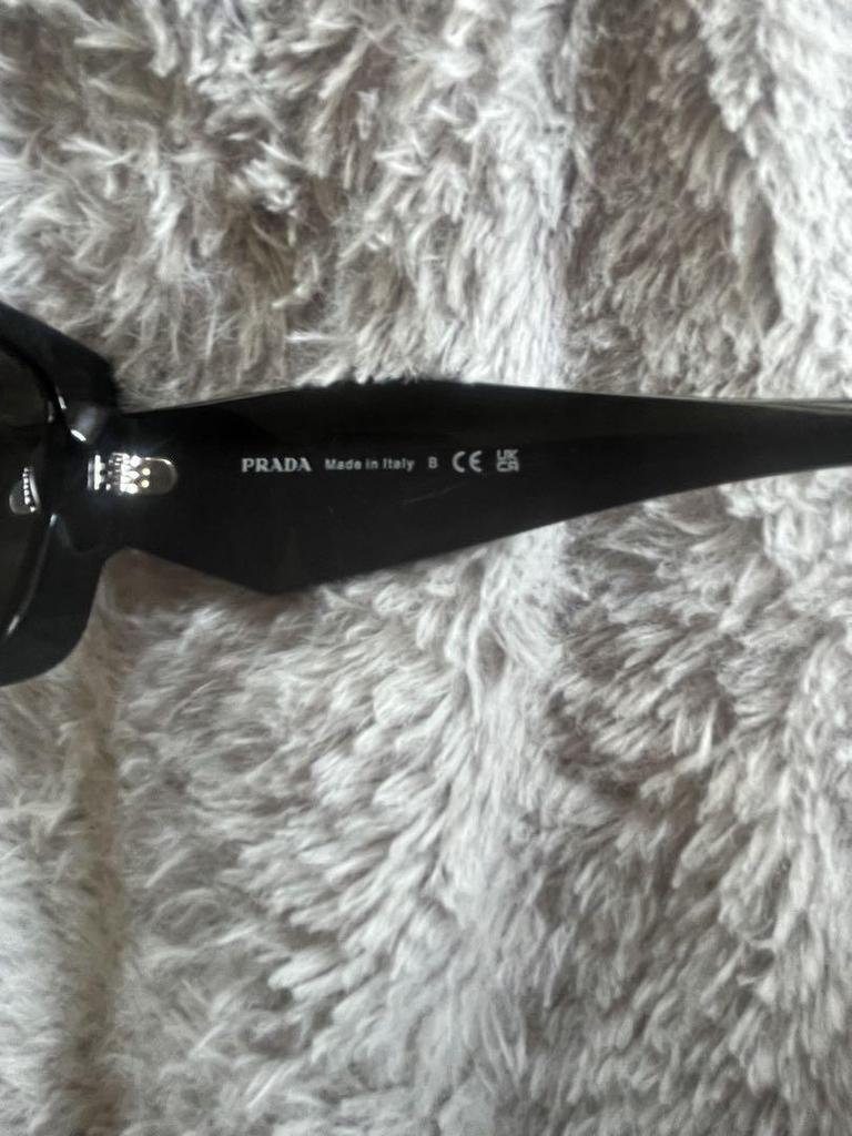 [Б/У] Оригинальные солнцезащитные очки с логотипом Prada (архив) носят Ники