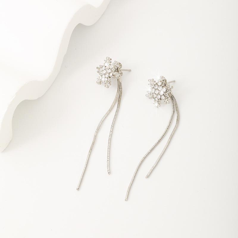 Серебряные серьги-кисточки в виде снежинок с бриллиантовой инкрустацией – элегантные, высококачественные длинные серьги-гвоздики для женщин.