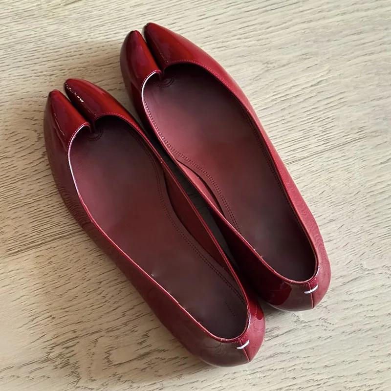 Модные женские таби ниндзя балетки с раздвоенным носком Мэри Джейн лакированная кожа вечеринка с мелким вырезом однотонные сандалии женские лоферы