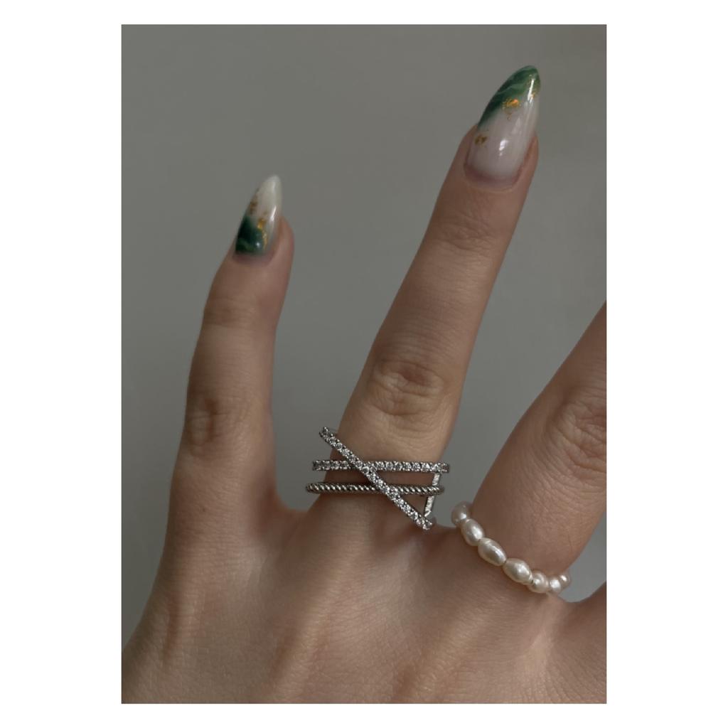 Золотое кольцо с блестящим крестиком