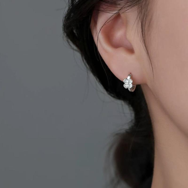 Серьги-гвоздики в стиле luxury-lite в форме цветка для женщин, простые и универсальные аксессуары для ушей, маленькие серьги