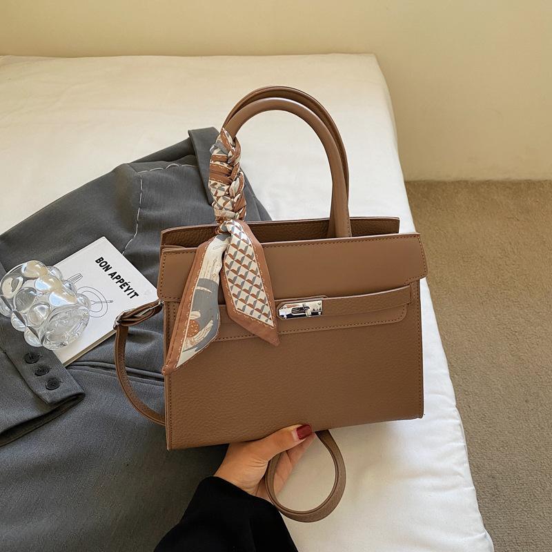 Premium sense retro handbag bag women's autumn and winter 2025 popular versatile commuter shoulder bag crossbody small square bag