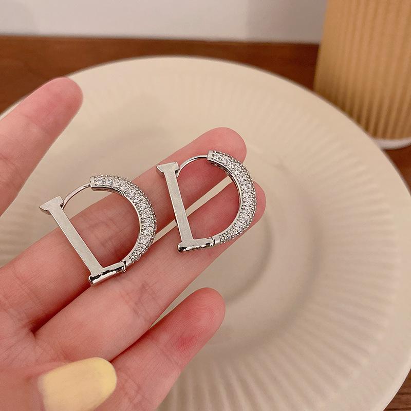 Циркониевые золотые серьги-каффы с буквой D: Женские серьги-пусеты класса люкс с универсальным нишевым дизайном.