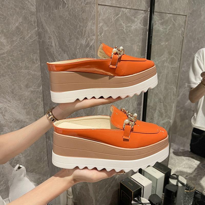 Полуслипы женские из лакированной кожи с квадратным носком, глубоким вырезом, жемчужной металлической отделкой сзади, низким клином, нескользящие и износостойкие