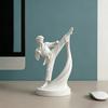 Настольное украшение 3D-печатная статуэтка человека, выполняющего удар ногой в каратэ, Белая фигурка-скульптура для боевых искусств, Аксессуар для кабинета, Украшение в виде персонажа тхэквондо,