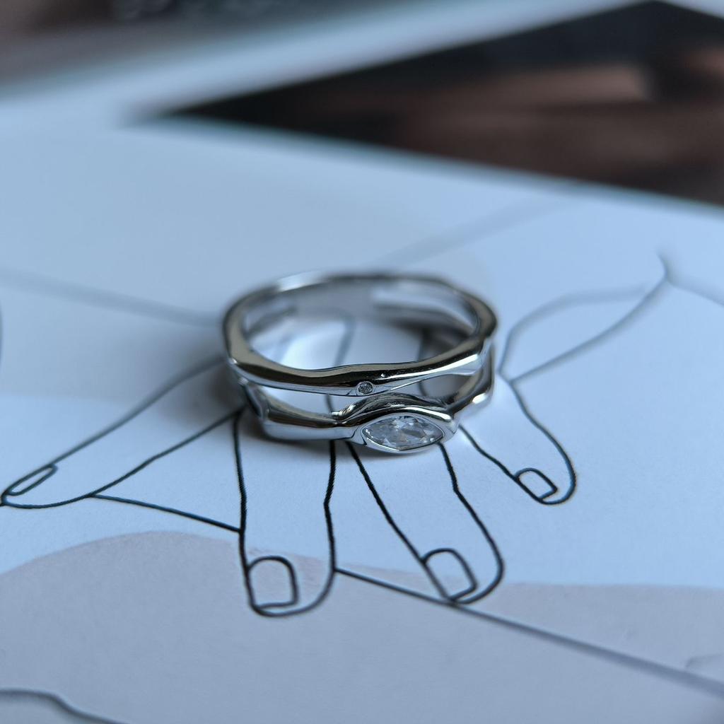 Серебряное кольцо с фианитами, вес изделия 3,71 гр (2187516)