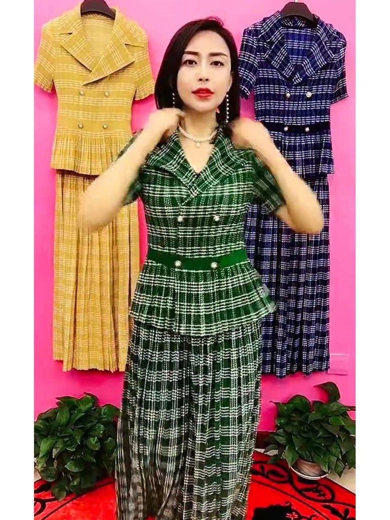 Женский летний клетчатый костюм 2025: Свободный, Стройнящий, Молодящий комплект-двойка с темпераментным топом и брюками широкого кроя.
