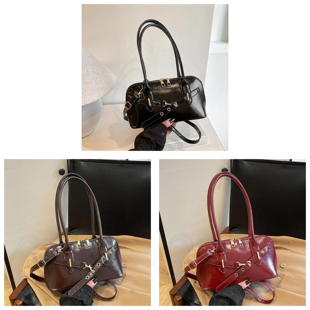 Trendy Rectangular Handbag With Zipper Closure And Soft Structure For Autumn Outfits