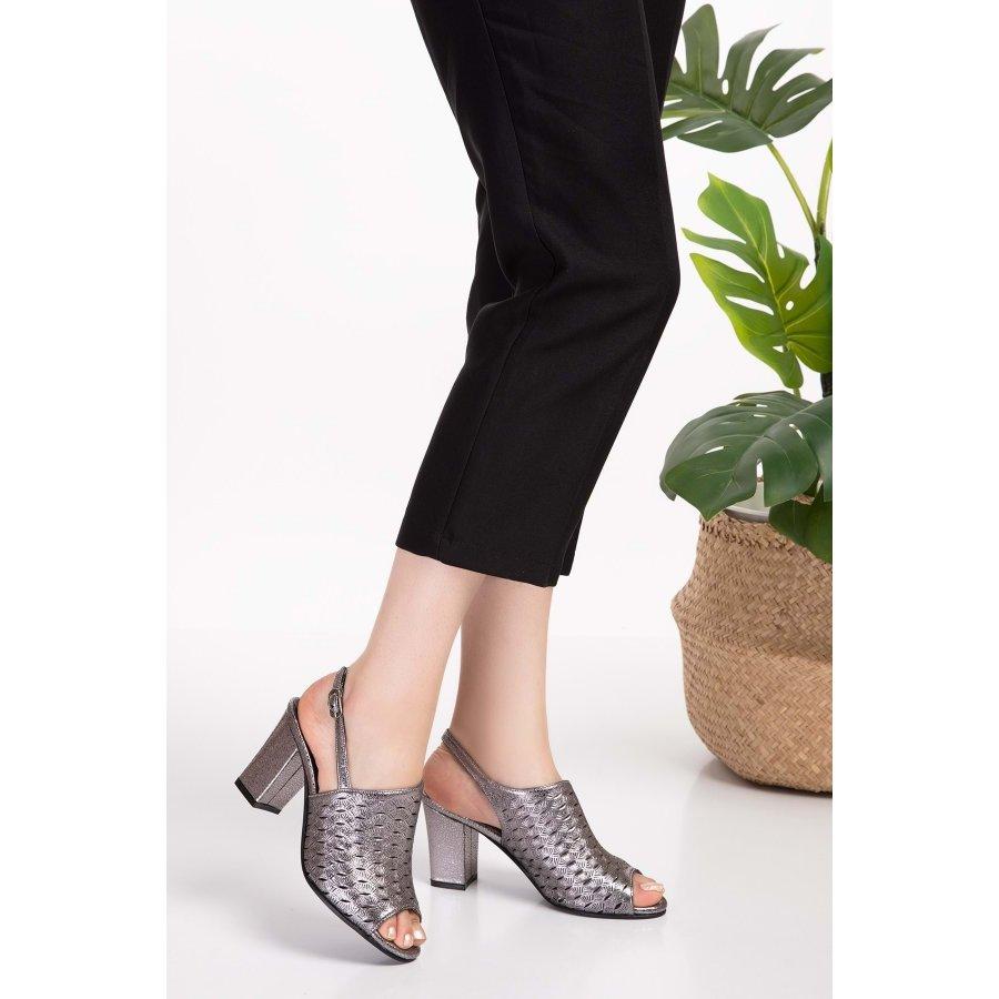 Женские стильные сандалии из натуральной кожи на среднем каблуке