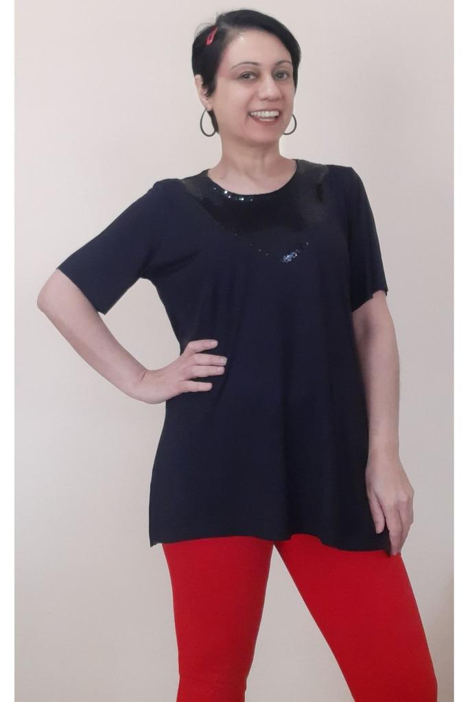 Женская стильная футболка большого размера Черная футболка из чесаного хлопка и вискозы с пайетками, деталь спереди спереди