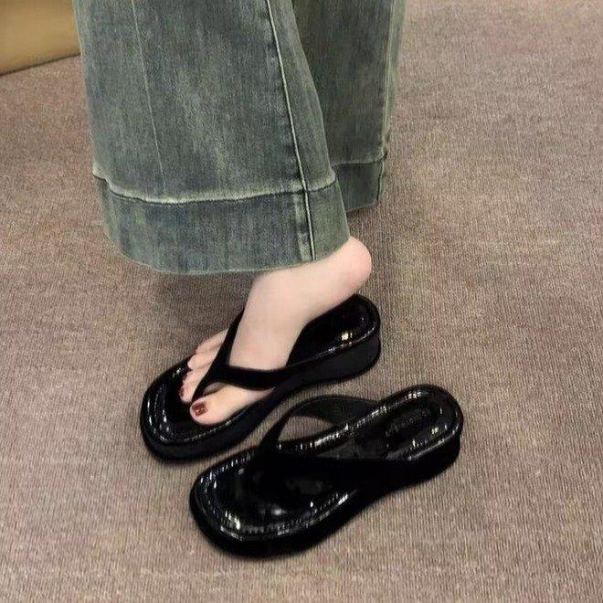 Шлепанцы на толстой подошве женская обувь 2024 новая летняя мода высокие французские маленькие сандалии сандалии