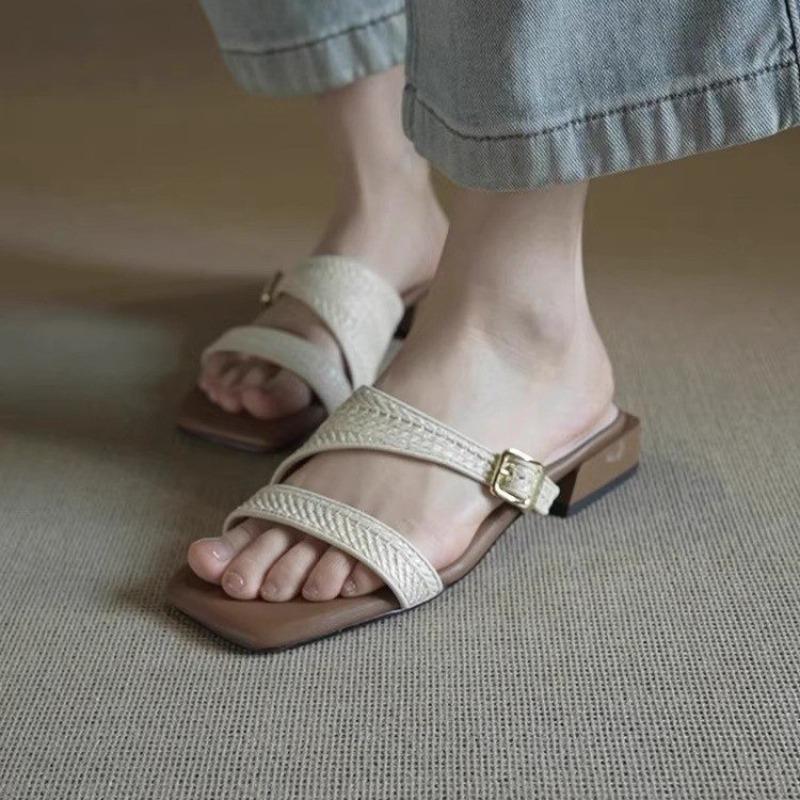 Модные плетеные сандалии и шлепанцы для женщин 2025 Новые праздничные квадратный носок средний каблук для улицы шлепанцы