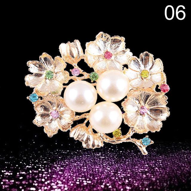 Fashion Jewelry High Quality Gold Color Brooch Pins Crystals Imitation Pearl Flower Brooch Women Wedding Party Accessories