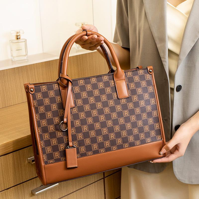High-end women's handbag 2026 new model niche bucket bag versatile for commuting shoulder and crossbody bag popular women's bag
