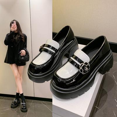 Женские лоферы на платформе. Пенни-лоферы на толстом каблуке с выступом на подошве. Удобная повседневная деловая рабочая обувь без шнуровки. Женские нарядные туфли с круглым носком.