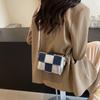 Сумка премиум-класса для женщин 2024 года, новый нишевый дизайн, универсальная контрастная цветная сумка через плечо, текстура, маленькая квадратная сумка