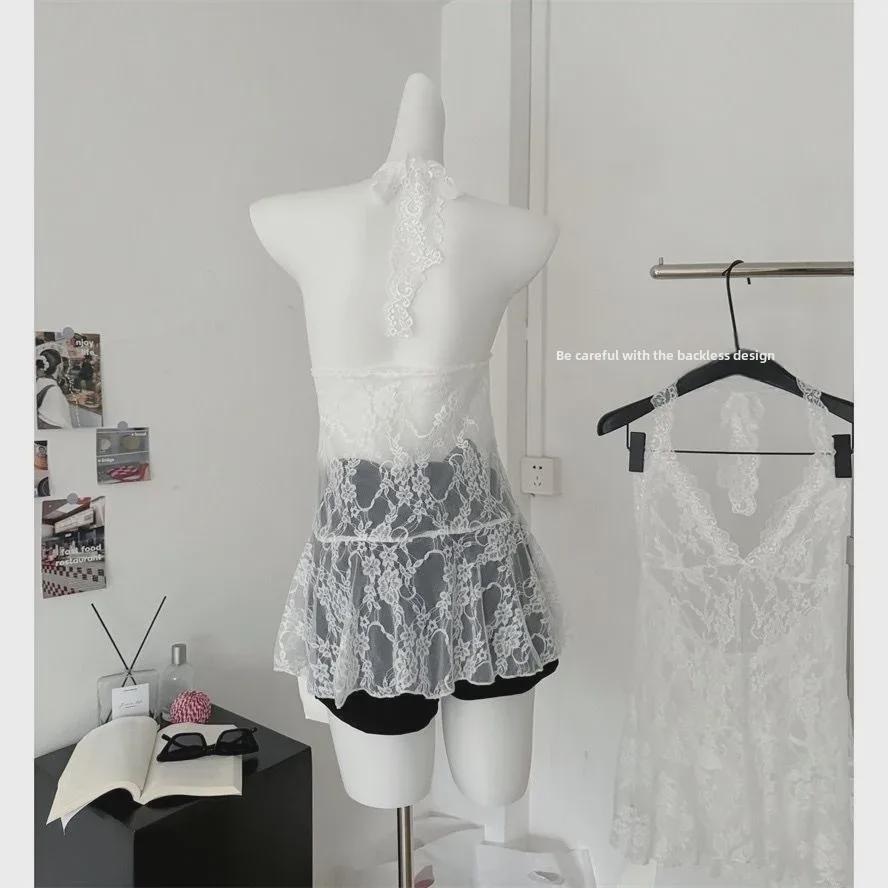 Женский топ из коллекции начала осени 2024 года с белым кружевом, бретельками через шею, внутренним слоем с V-образным вырезом и внешним кардиганом без рукавов.