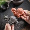 Милая статуэтка черепахи, чайная фигурка, украшения, бутик, фиолетовая глина, чайный питомец, ручная работа, скульптура, поделки, декор для чайного стола, аксессуары