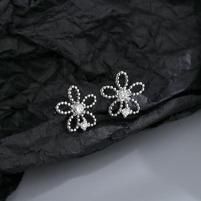 Посеребренные серьги S925, маленькие свежие серьги для женщин, корейские ежедневные серьги с полыми цветками из плюмерии, сладкие маленькие бриллиантовые серьги