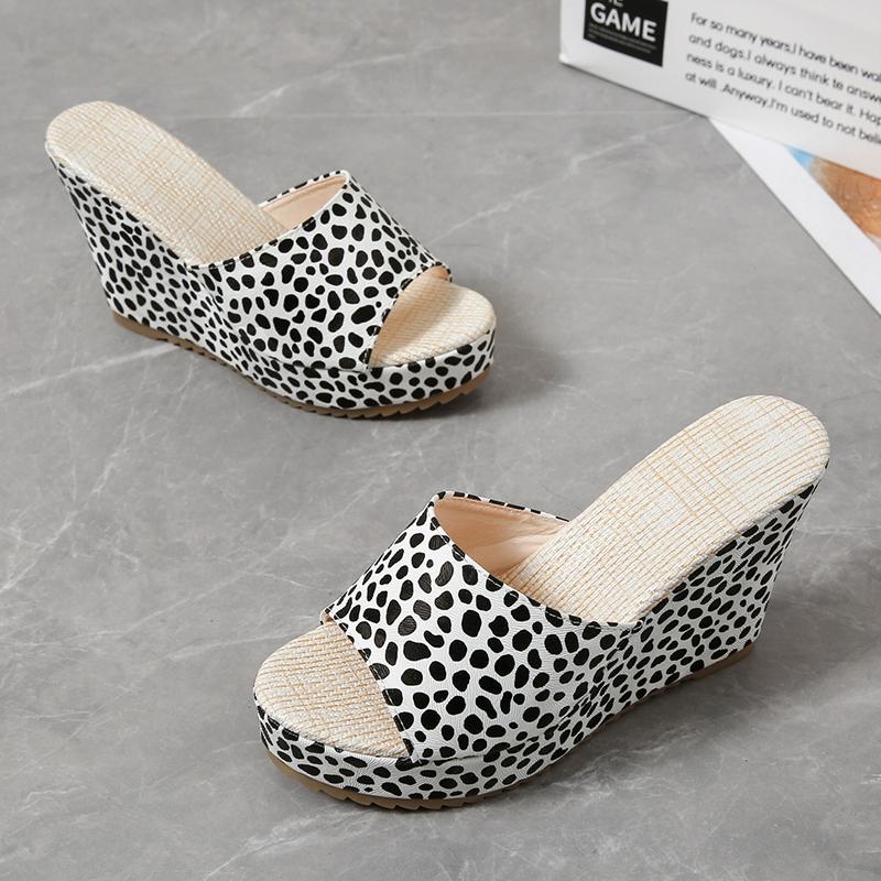 Модные тапочки Женские босоножки на каблуке Женская обувь Каблуки Платформа Одно слово Тапочки Дизайнерские замшевые на танкетке Большие размеры Водонепроницаемые Летние Новые