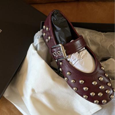 Балетки с пряжкой-заклепкой, женские новые ретро туфли с круглым носком, женские туфли на плоской подошве с мелким вырезом, маленькие кожаные туфли