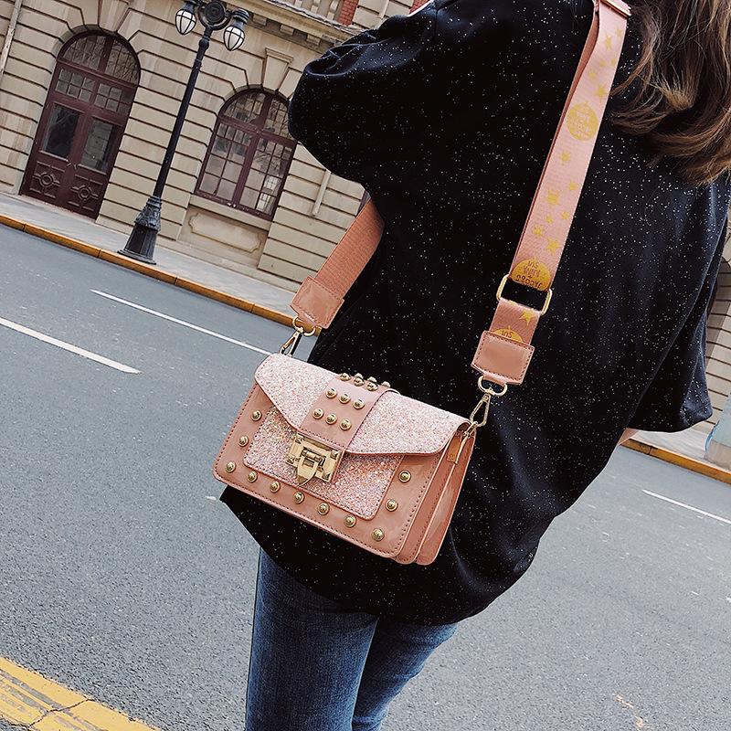 Женская сумка новая 2025 корейская версия модные пайетки персонализированные заклепки тренд инс широкие плечевые ремни кроссбоди маленькая квадратная сумка
