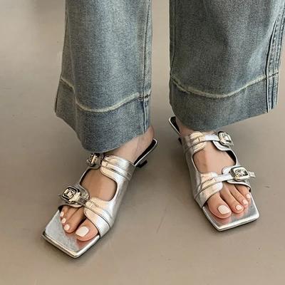 Женские летние тапочки обувь на низком каблуке для женщин новые квадратный носок ретро металлическая пряжка сандалии женские модные слипоны шлепанцы