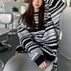 Женский вязаный свитер в черно-белую полоску - свободный крой, длинные рукава, стиль весна/осень 2024